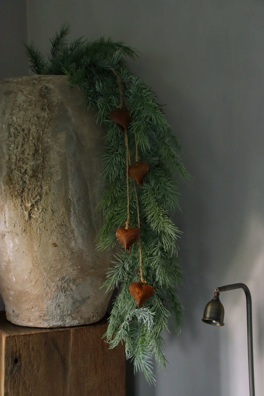 Künstlicher Zedernzweig-Girlande in realistischer Haptik, 130 cm lang, mit rostigen Metallherzen an einem Seil