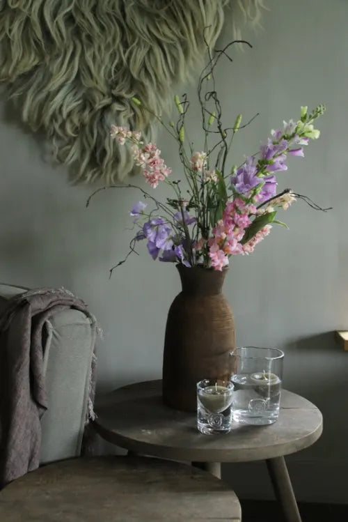 Decoratieve bloemen in een houten vaas