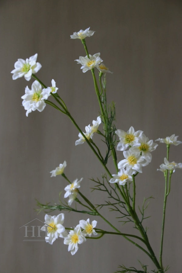 Decoratieve bloemen in het wit voor in een kunstboeket