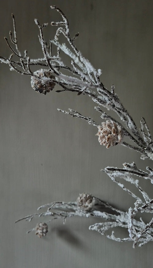 Dennenappel kunsttak met sneeuw - 80 cm