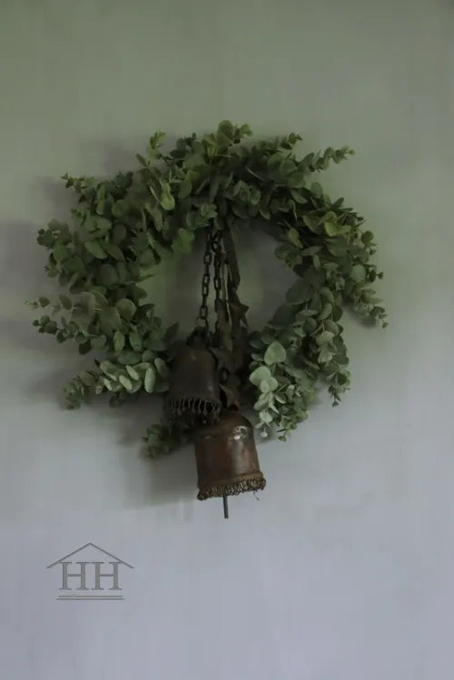 Eucalyptus krans met roestige bellen