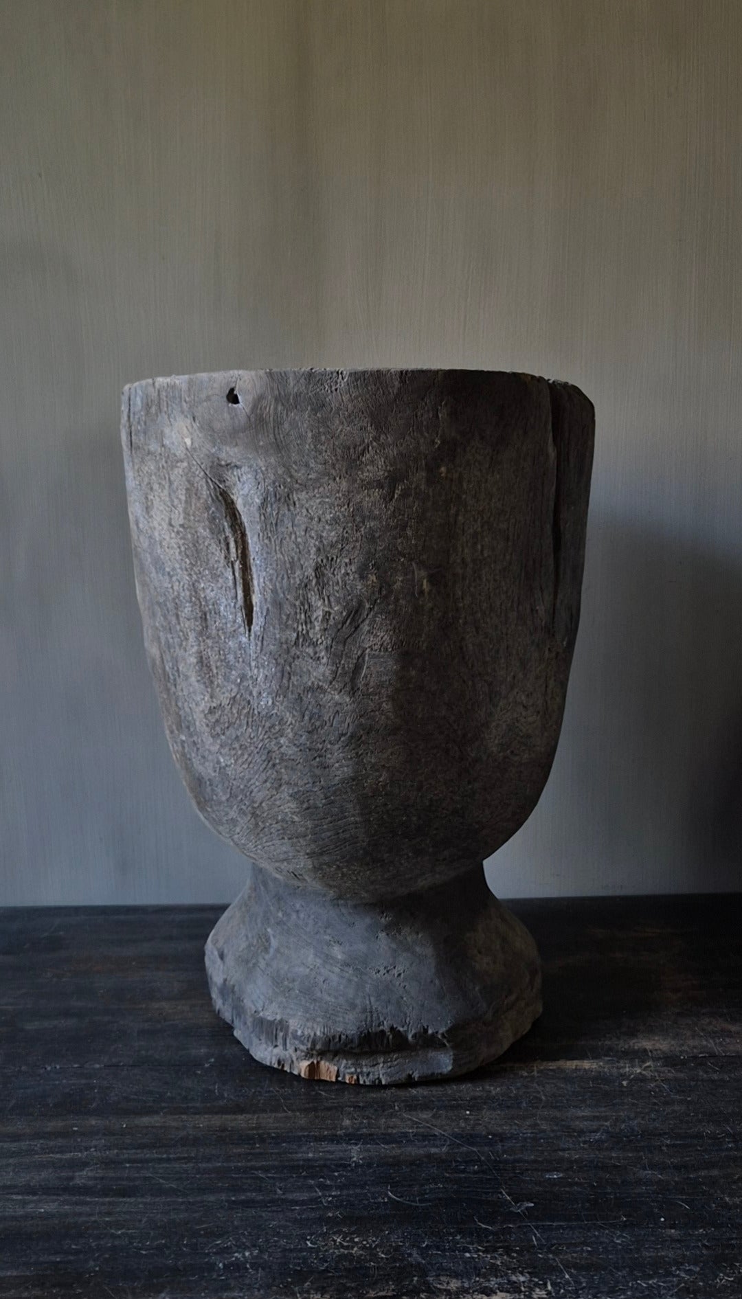 Vergrijsde houten vijzel 42 cm – Luksa nr. 02