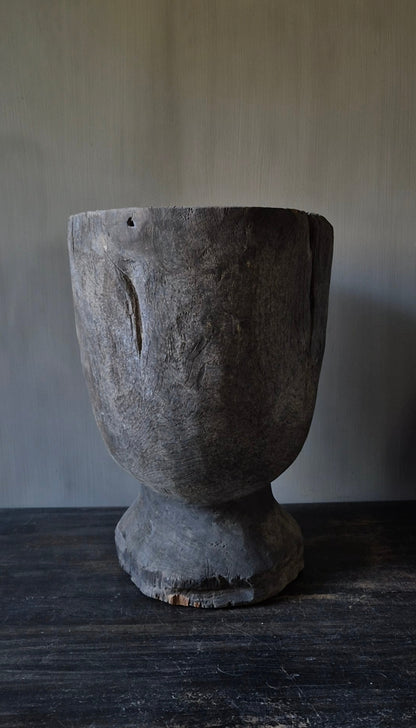 Vergrijsde houten vijzel 42 cm – Luksa nr. 02