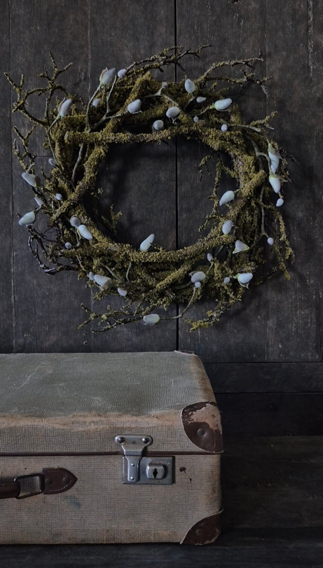 Kunst moskrans met magnolia