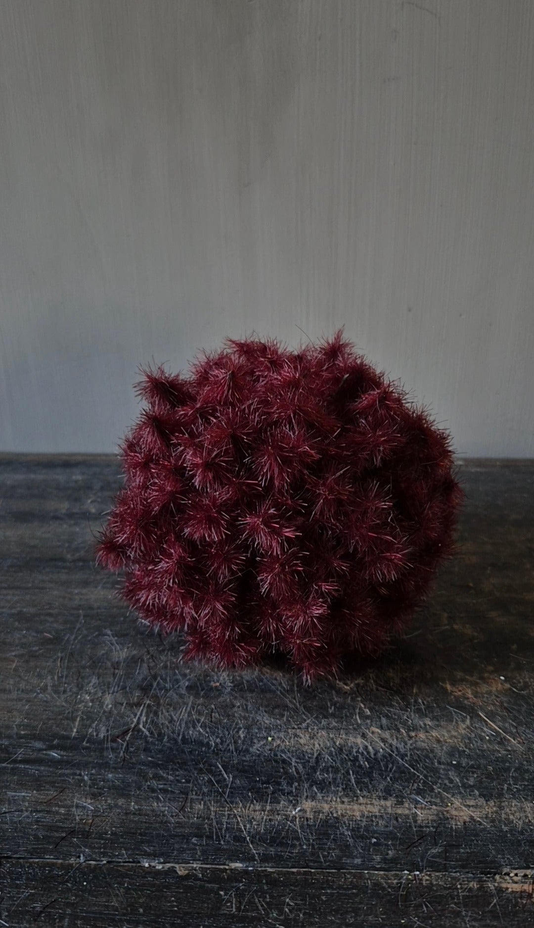 Kunstbol taraxacum bordeauxrood 12 cm