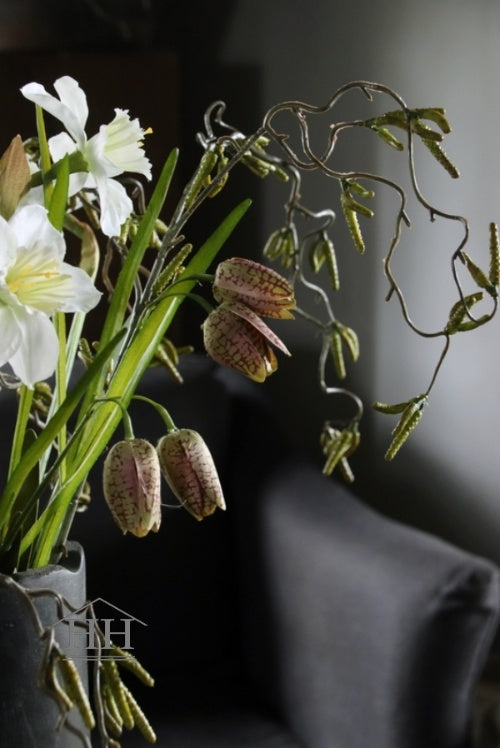 Fritillaria boeket met lila kunstbloemen