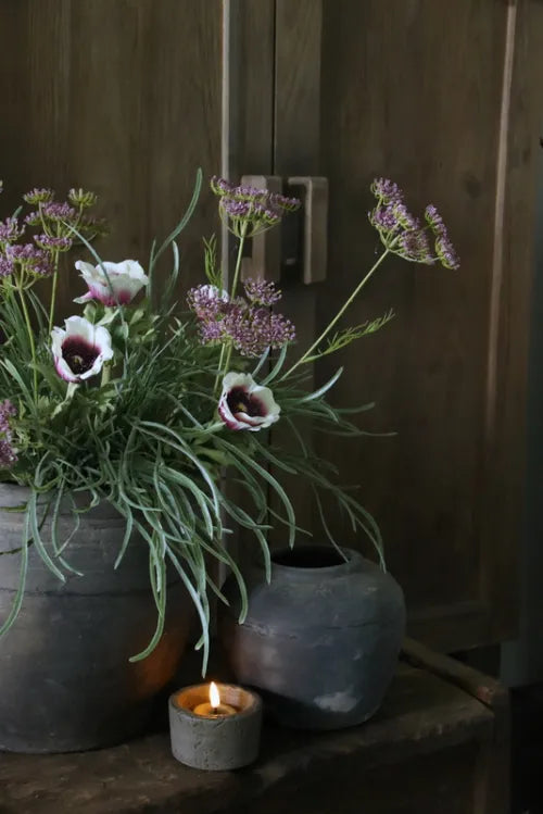 Grasboeket met paarse kunstbloemen, perfect voor in een landelijke pot