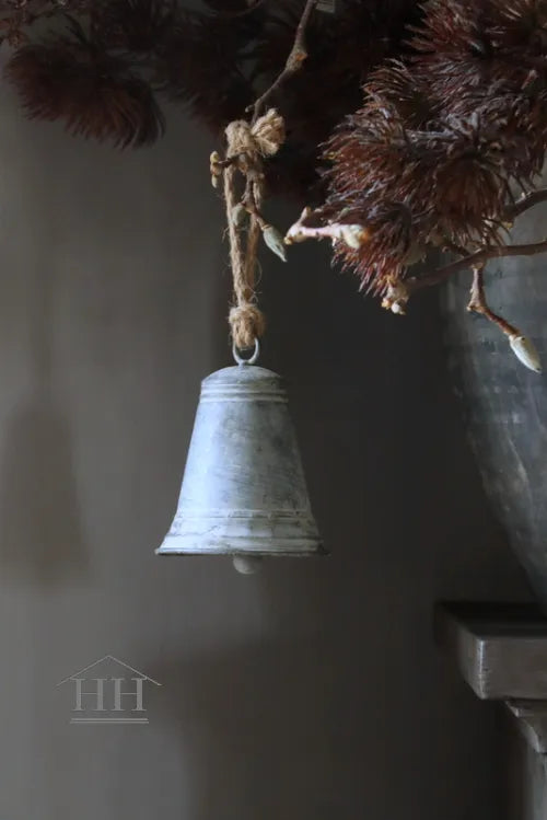 Grijze metalen bel 13,5cm