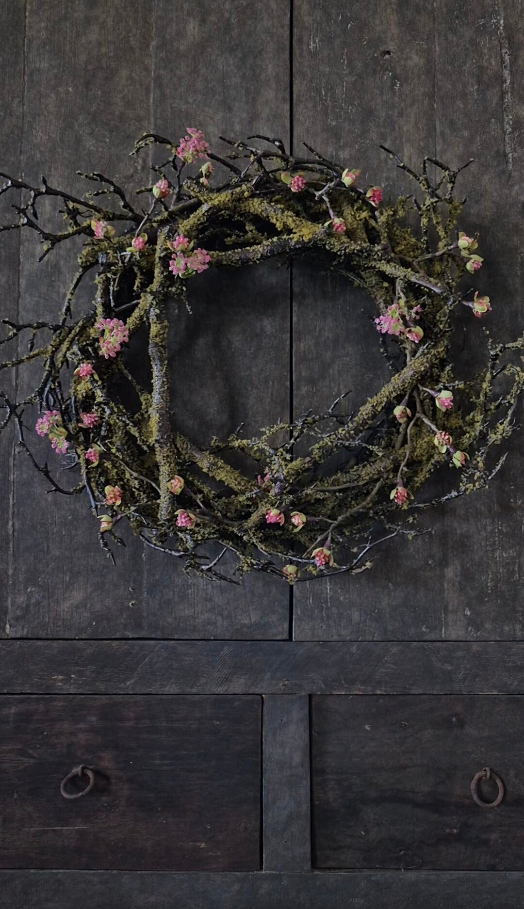 Groffe takken moskrans met roze bloesem