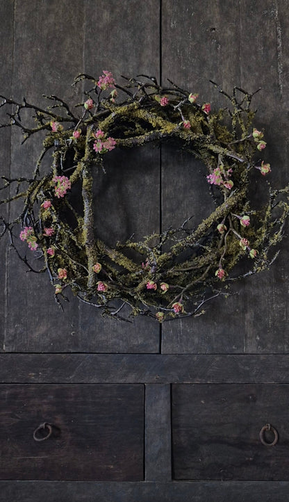 Groffe takken moskrans met roze bloesem