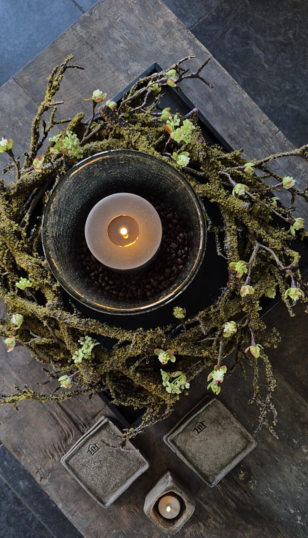 Künstlicher Mooskranz mit weißen Blütenzweigen