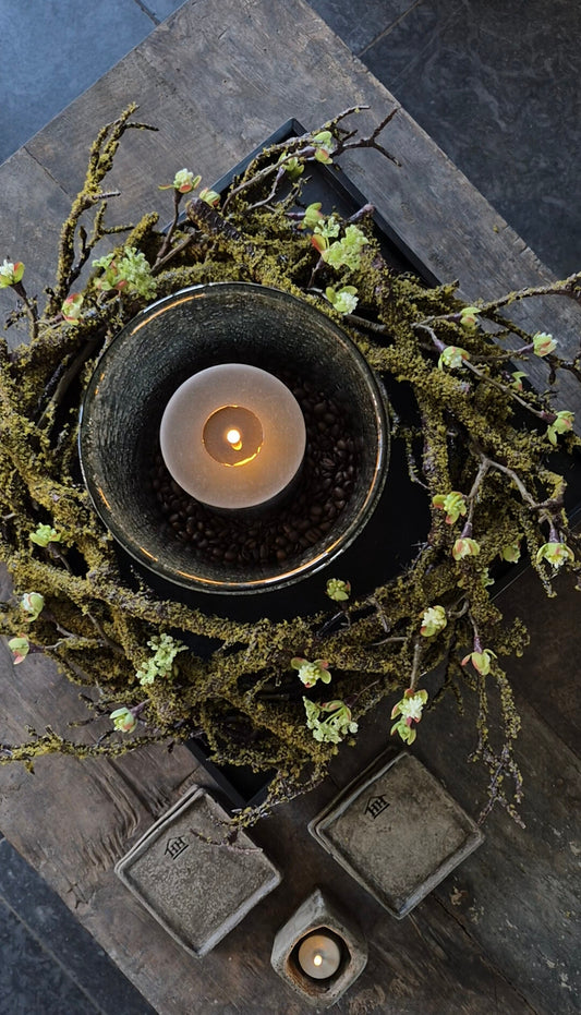 Künstlicher Mooskranz mit weißen Blütenzweigen