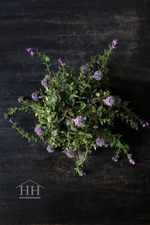 Halbe künstliche Kugel als Tischdekoration – grün-fliederfarben