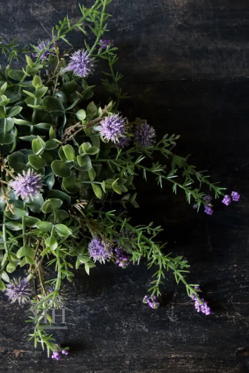 Halbe künstliche Kugel als Tischdekoration – grün-fliederfarben