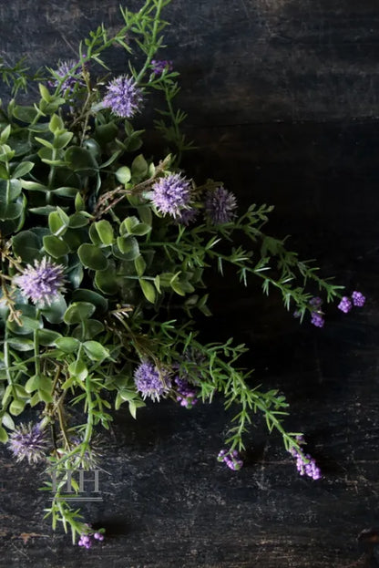 Halbe künstliche Kugel als Tischdekoration – grün-fliederfarben