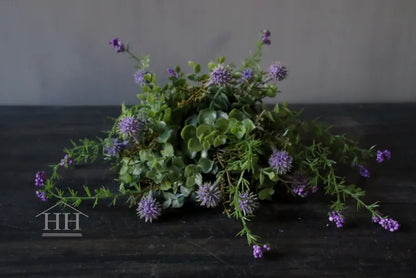 Halbe künstliche Kugel als Tischdekoration – grün-fliederfarben