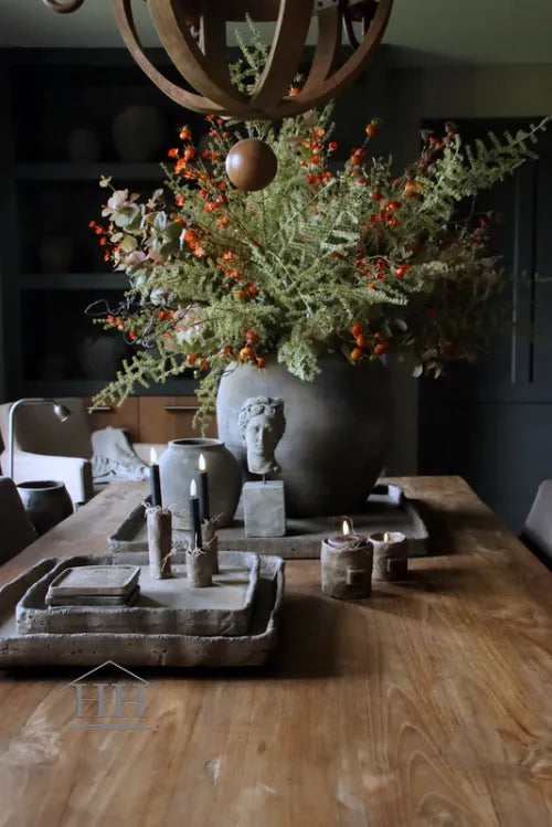 Herfstboeket met najaarstakken kunsttakken in landelijk interieur