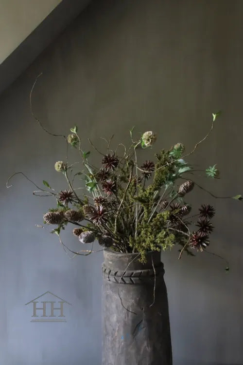 Herfstboeket met zijden takken en kunstbloemen in landelijke stijl