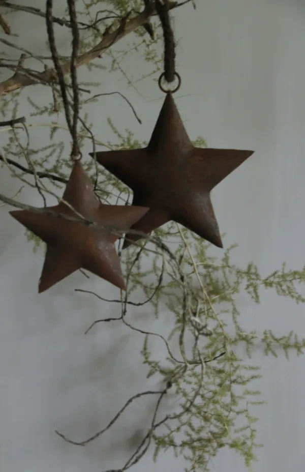 Kerstster van 15 cm met roestige afwerking, inclusief touw om op te hangen, ideaal voor kerstdecoratie. - Hillary'sHome