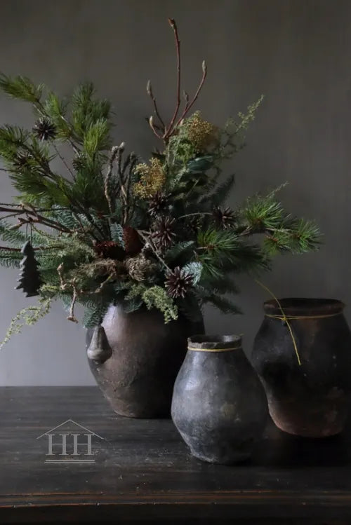 Stoere landelijke kruiken en potten met kerststuk en kunsttakken voor workshop - Hillary'sHome