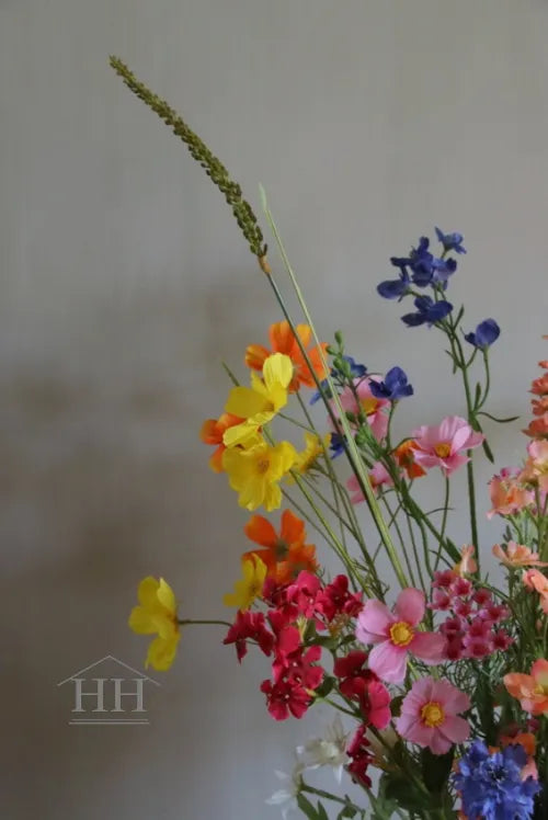 Kleurrijk kunstboeket met mooie bloemstelen