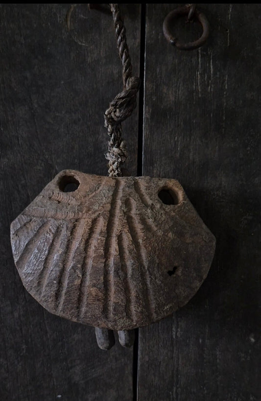 Houten koeienbel van Aura Peeperkorn 