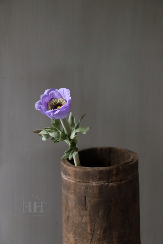 Kunst anemoon kunstbloem in een houten vaas
