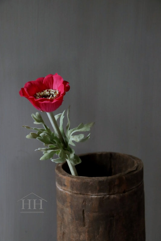 Kunstbloem anemoon in een houten vaas