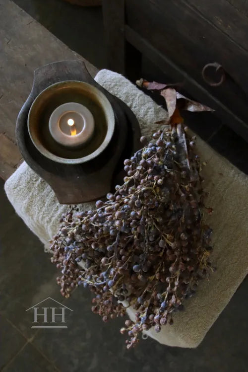 Kunst dadeltak bruin op houten krukje