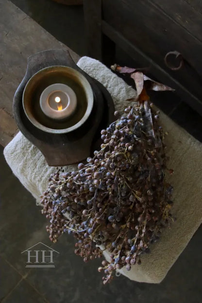 Kunst dadeltak bruin op houten krukje