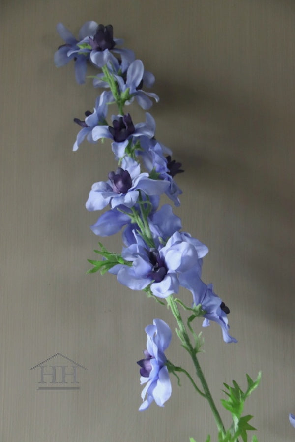 Kunst delphinium lila met zeer realistische zijden bloemen