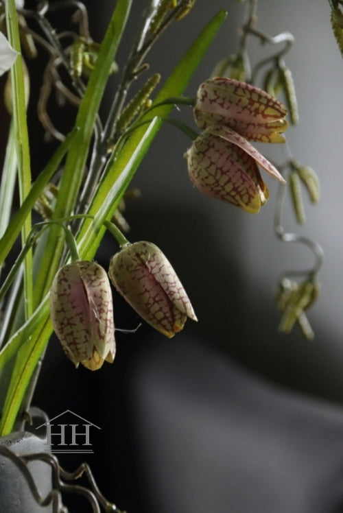 Kunst fritillaria met groene steel en lila bloemen