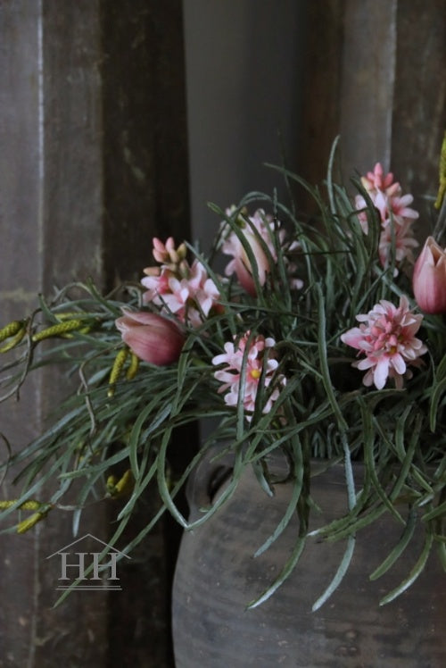 Kunst hyacint roze in boeket met voorjaarsbloemen