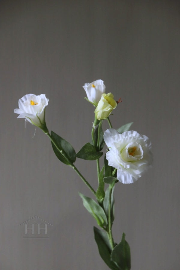 Kunst lisianthus eustoma met witte kunstbloemen