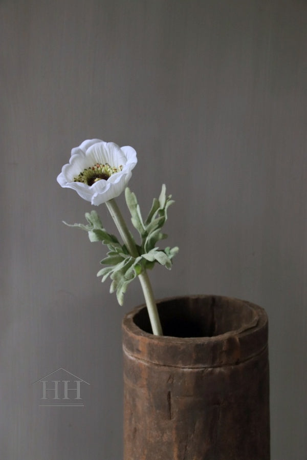Kunstbloem anemoon in het wit in een houten vaas