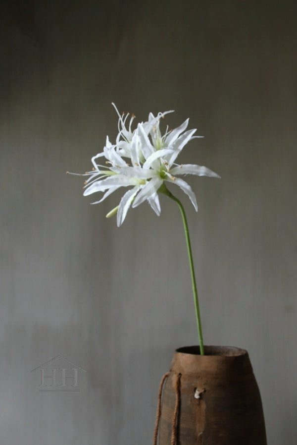 Kunstbloem nerine in een houten vaas | Zijden bloemen voor decoratie en interieur styling