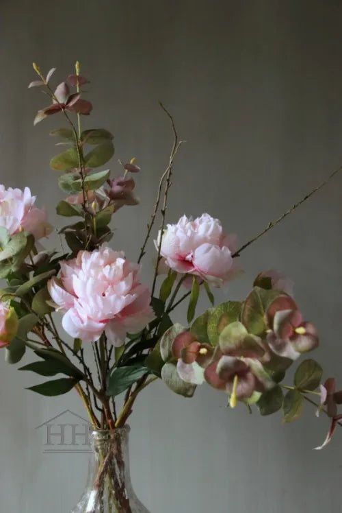 Kunstbloemen boeket met eucalyptus en roze pioenrozen