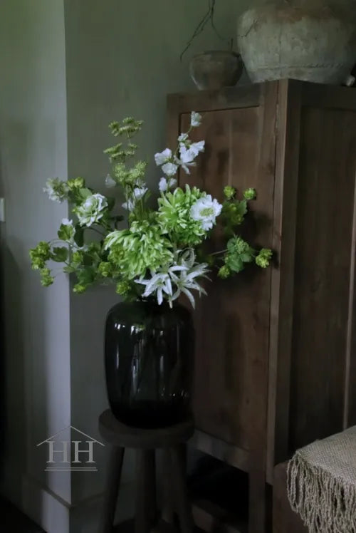 Kunstbloemen boeket met groene en witte bloemen