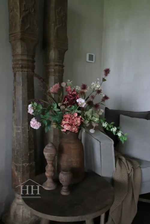 Kunstbloemen boeket in een houten vaas