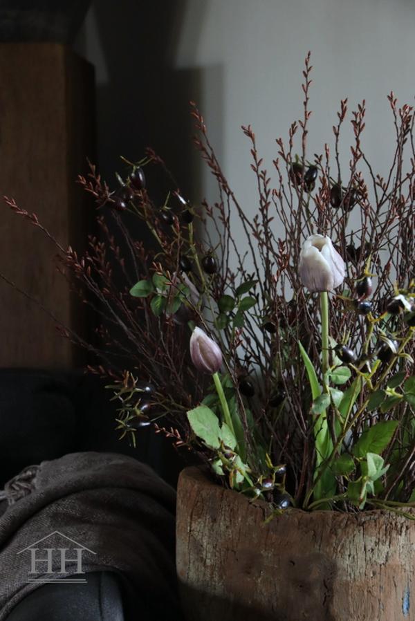 Strauß mit Gale, schwarzen Hagebutten und lila/grauen Tulpen (Nr. 26)
