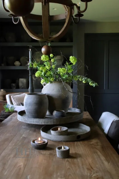 Kunstboeket met kunstbloemen en landelijke decoraties op tafel