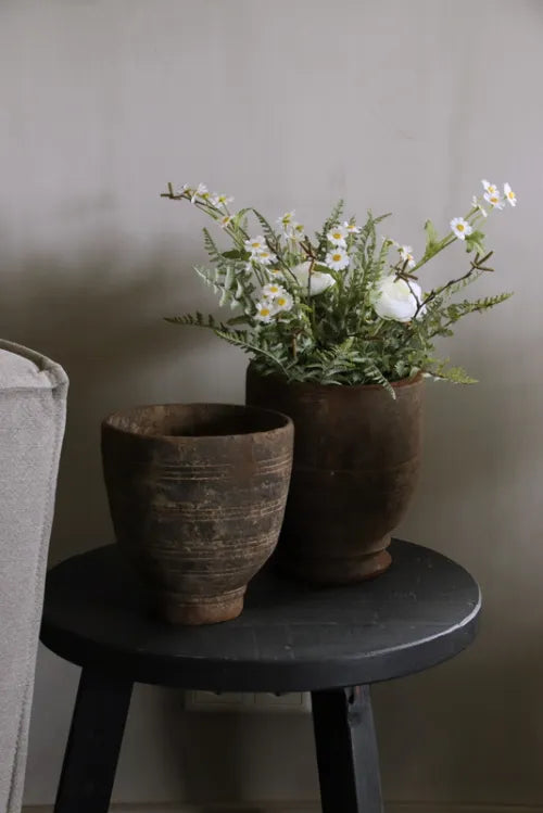 Kunstboeket met witte zijdebloemen in een houten pot