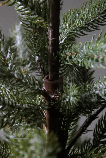 Kunstkerstboom van 122 cm, geleverd in twee delen met opbergdoos, ideaal voor landelijke kerstdecoraties zonder gedoe. - Hillary'sHome