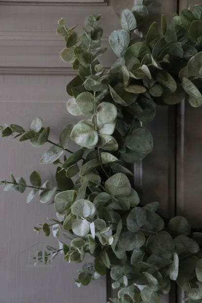 Kunstkrans met levensechte eucalyptus