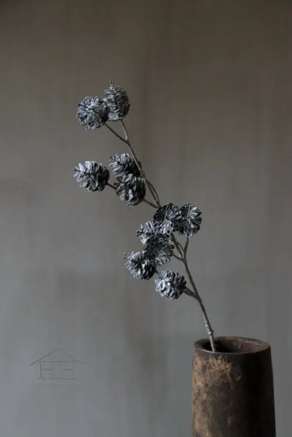 Kunsttak dennenappels zwart/wit 70cm