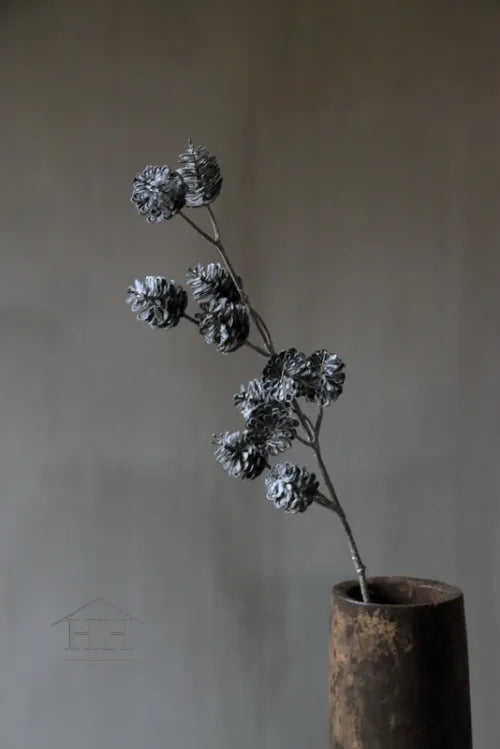 Kunsttak dennenappels zwart/wit 70cm