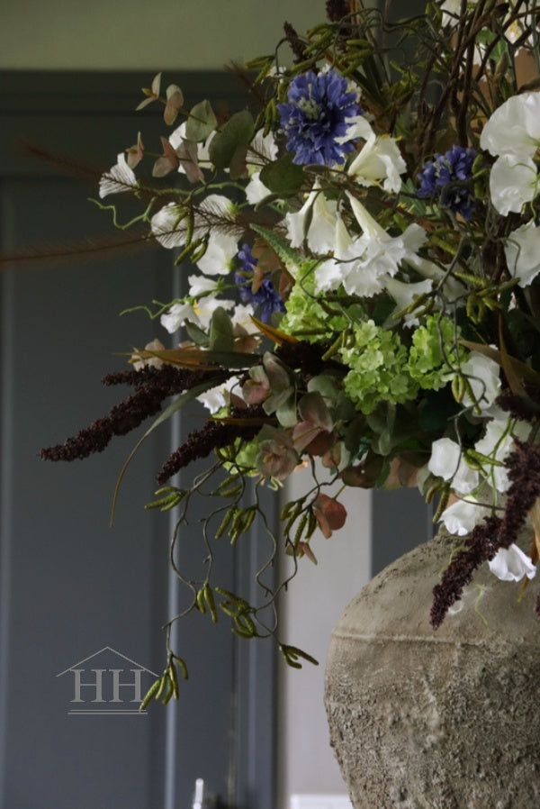 Combineer kunsttakken met zijden kunstbloemen voor een stoer en landelijk uiterlijk | Hillary'sHome