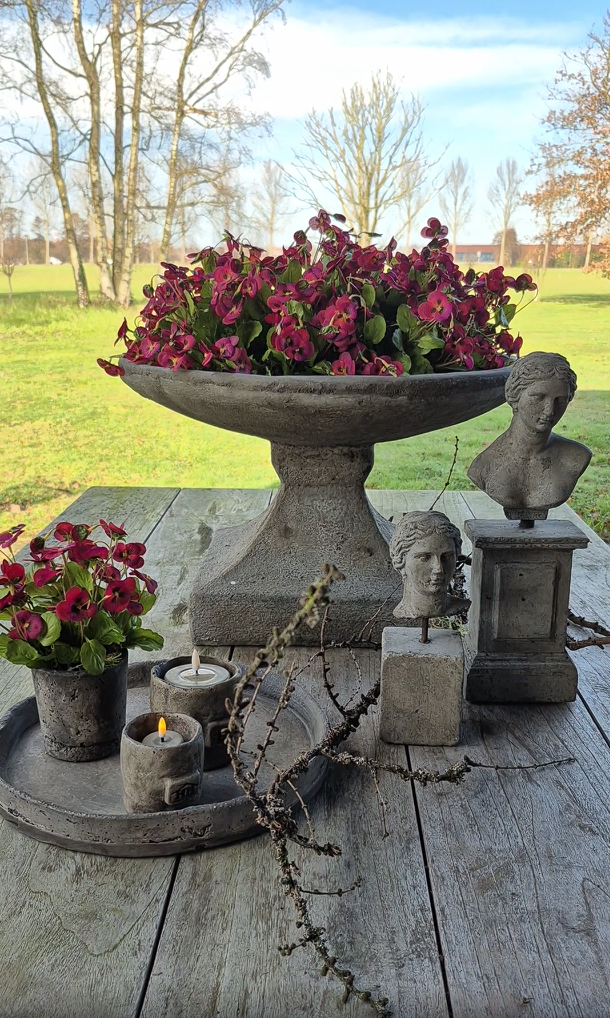 Buitentafel veranda styling met bordeauxrode kunstviooltjes
