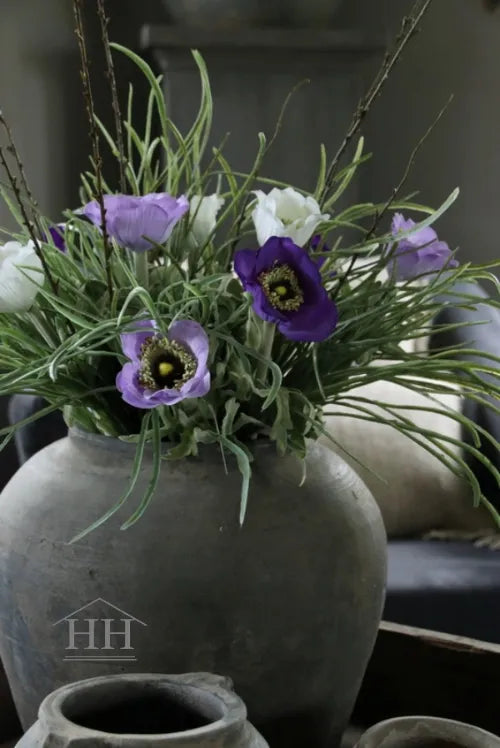 Landelijk boeket met paarse en witte bloemstelen