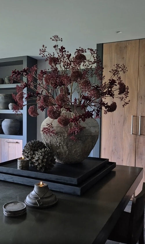 Landelijke woonaccessoires woonkamer met bordeauxrood kunstboeket in pot
